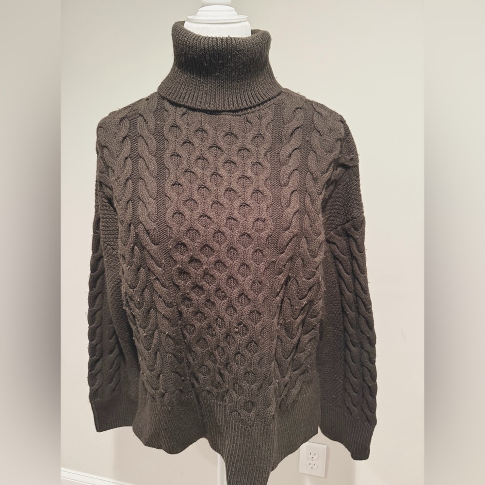 Banana Republic Olive Cable Knit Turtle Neck. Size small. Great Condition.
